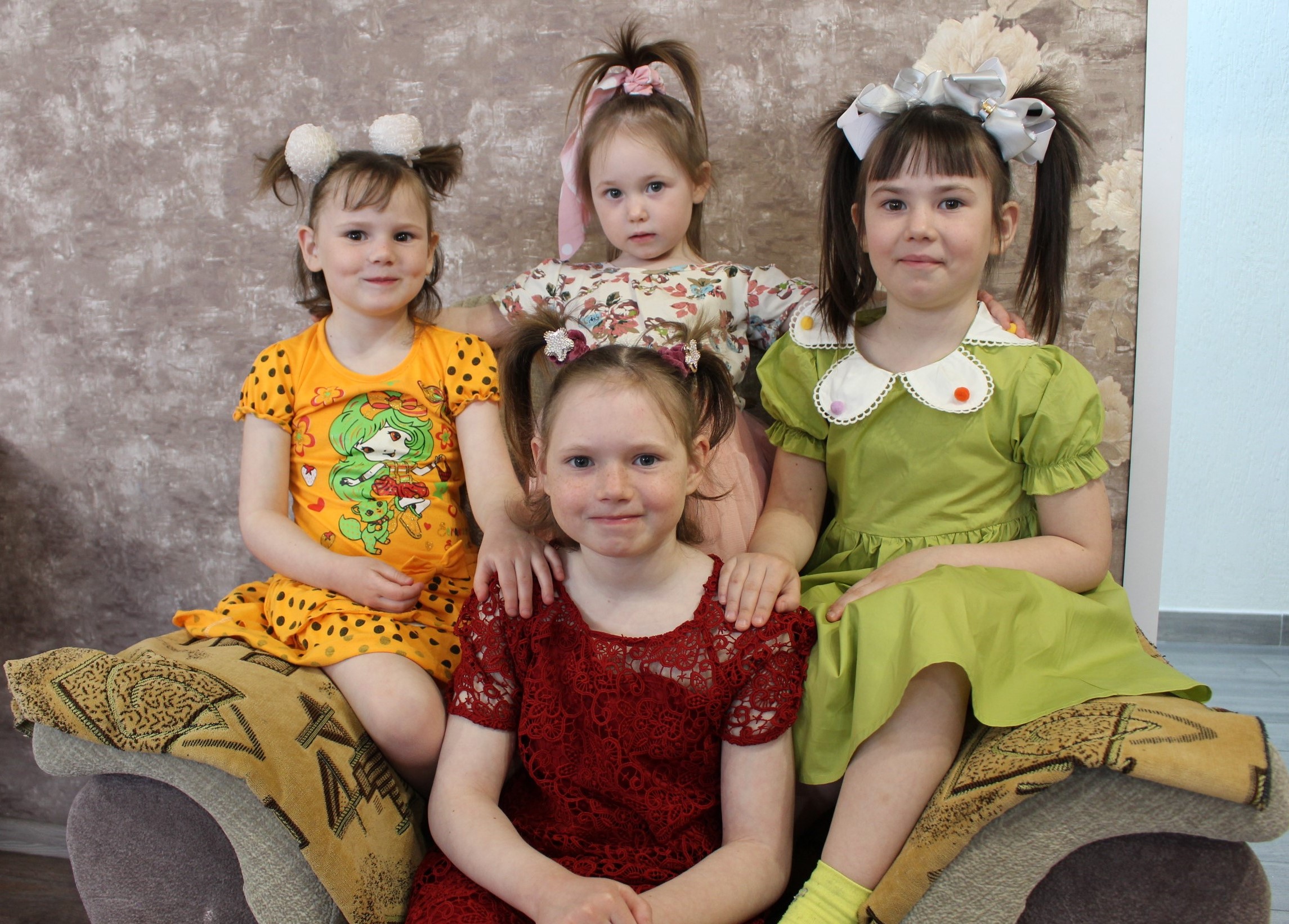 1. Александра П. 3 года Диана П. 7 лет. Елизавета П. 5 лет. Олеся П. 4 года